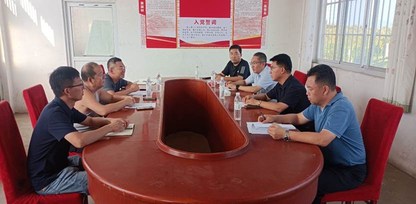 几个人在桌子边 中度可信度描述已自动生成