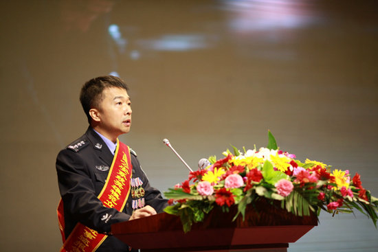 全国公安系统英模河北省饶阳县公安局刑侦大队大队长冀春雷同志作先进